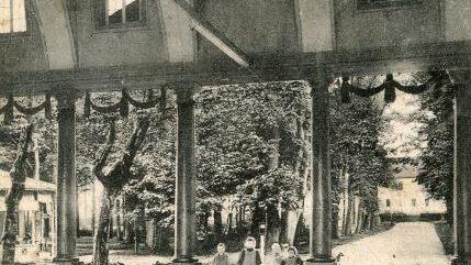 Um 1900 gab es Brunnenschöpfer Foto: Repro Saale-Zeitung / Postkarten und Zeichnung Sammlung Neugebauer