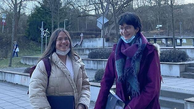 Annika  und Maja (beide 16) machen sich einige Gedanken &uuml;ber das Miteinander beim Thema Corona. Foto: Maxima Heinze