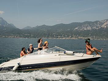 Seit elf Jahren machen sie j&auml;hrlich gemeinsam Urlaub am Gardasee, von links: Amali (Homa Faghiri), Sophie (Ina Maria Jaich), Francesca (Natalia Rudziewicz), Luz (Janet Rothe) und Fana (Thandi Sebe).