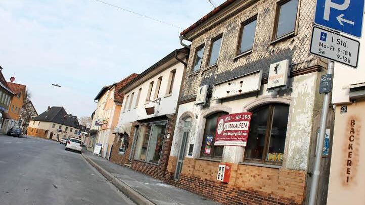 Vor allem dieses heruntergekommene Haus in der Coburger Straße sorgt dafür, dass der Straßenzug schlecht aussieht. Es steht zum Verkauf, ein neuer Besitzer könnte vom Fassadenprogramm profitieren.