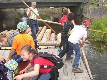 Viel Spaß hatten die Hortkinder beim Flößen auf der Kronach in Friesen. Fotos: Heike Schülein