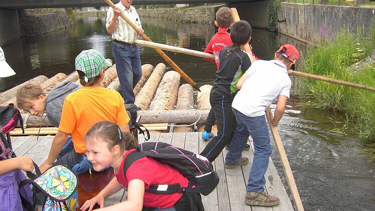 Viel Spaß hatten die Hortkinder beim Flößen auf der Kronach in Friesen. Fotos: Heike Schülein