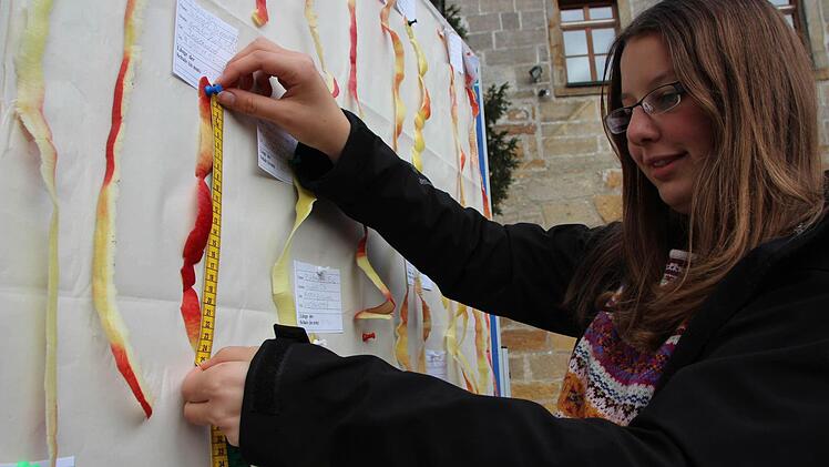 Die 14-jährige Leonie Kröner nahm es beim Messen der Schalen sehr genau.  Foto: Eckehard Kiesewetter
