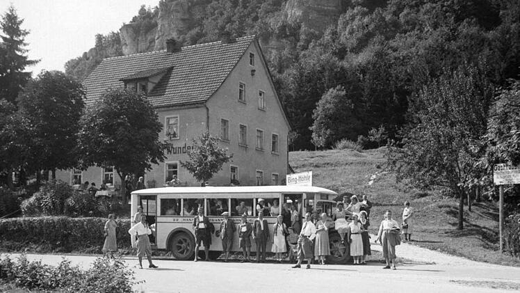 Streitbeg in den 30er Jahren. Die Gäste kommen mittlerweile per Omnibus in den Ort gereist, um die Binghöhle zu besuchen