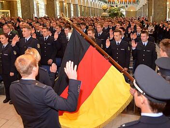 224 Polizeimeisteranwärter des neuen Ausbildungslehrgangs in Oerlenbach wurden in der Bad Kissinger Wandelhalle vereidigt.  Foto: Peter Rauch