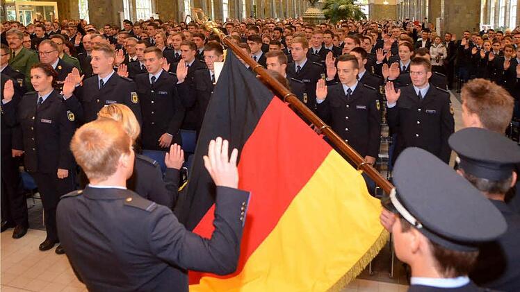 224 Polizeimeisteranwärter des neuen Ausbildungslehrgangs in Oerlenbach wurden in der Bad Kissinger Wandelhalle vereidigt.  Foto: Peter Rauch