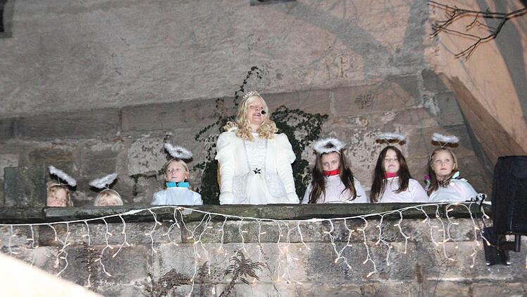 Das Christkind und seine Engel eröffneten den Weihnachtsmarkt. Foto: Friedwald Schedel