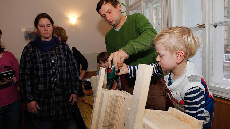 Nistkastenbau im Familientreff - gemeinsam mit dem LBV und der Traumgarten AG Foto: Matthias Hoch