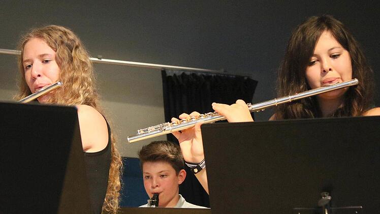 Sofie (von links), Tim und Sophia vom Schulorchester bei "Smooth" von Santana.