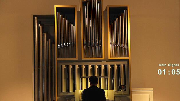 Die bisherige Steinmeyer-Orgel aus dem Jahr 1976 ist nicht defekt, sondern kann noch gut an eine Gemeinde verkauft werden, in der die Platzverh&auml;ltnisse besser passen.  Fotos: Richard S&auml;nger