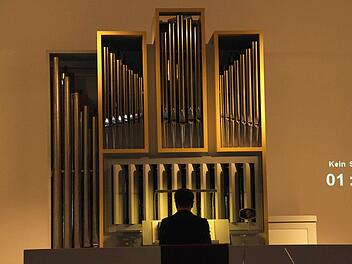Die bisherige Steinmeyer-Orgel aus dem Jahr 1976 ist nicht defekt, sondern kann noch gut an eine Gemeinde verkauft werden, in der die Platzverhältnisse besser passen.  Fotos: Richard Sänger
