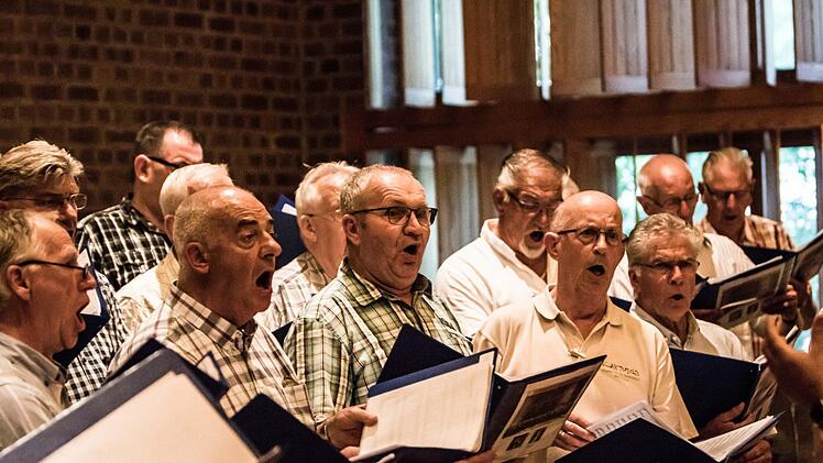 Der "Holland Christian Male Choir" unter Leitung von Freddy Veldkamp beeindruckte seine Zuhörer beim Auftritt in St. Markus in Coburg. Foto: Jochen Berger