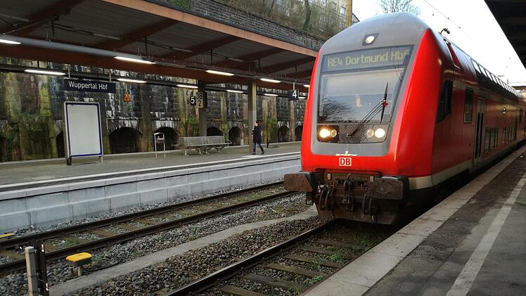 In Wuppertal ist ein Mann mit einem fremden Kind vor einen Zug gesprungen.  Symbolfoto:   Claudia Otte/dpa