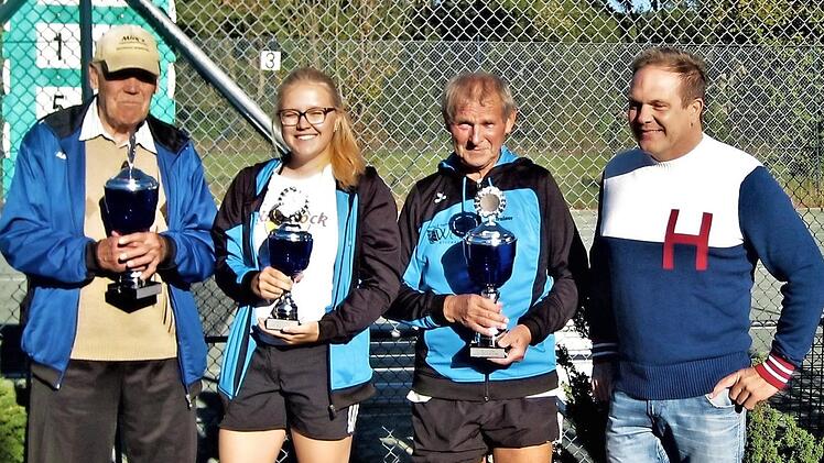 Von links: Die drei Bestplatzierten des Stockheimer Tenniszufallsturniers mit Christian Becker, Sophia Wolf und Turniersieger Walter Kern sowie Sponsor Alexander Wolf.  Foto: Gerd Fleischmann