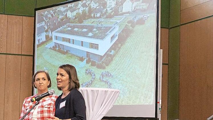 Susanne Hehn (links) vom Vorstand und Schulleiterin Rebekka Oberhofer moderierten die Veranstaltung.