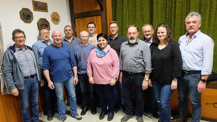 Vorstand: (von links) Thomas Schmitt, Werner Schmitt, Dieter Geier, Jürgen Thain, Oskar Bretscher, Michael Dietz, Katja Wirsing, Manfred Dietz, Erich Thain, Paul Geier, Marion Beck (neue 2. Vorsitzende), Norbert Geier. Foto: Philipp Bauernschubert
