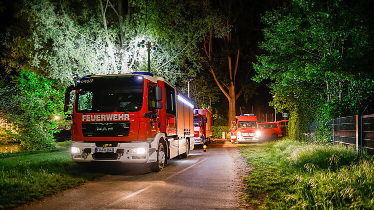F&uuml;rth: Mysteri&ouml;se &Ouml;lspur auf Rednitz gibt R&auml;tsel auf - aufwendiger Feuerwehreinsatz