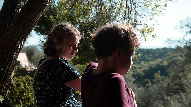 In Italien versuchen Ira (Luna Jordan, rechts) und Malin (Katharina Stark) unter anderem sich selbst zu finden.