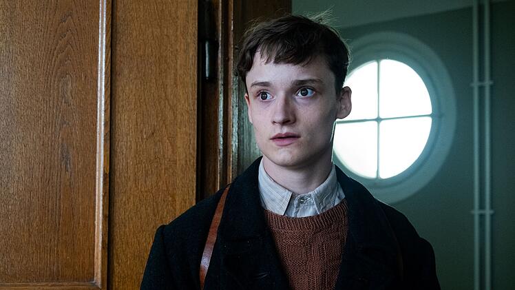 R&uuml;ckblende in die Zeit des Nazi-Terrors: Der junge Hans Rosenthal (Claude Albert Heinrich) sucht verzweifelt seinen kleinen Bruder. Er wurde zusammen mit anderen Kindern aus dem Waisenhaus abgeholt - und vermutlich get&ouml;tet.