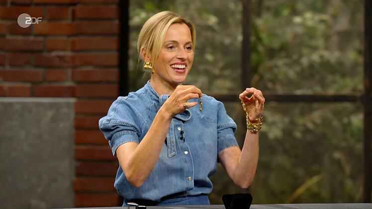 Antike Ohrh&auml;nger aus 625er Gold aus England datierte Heide Rezepa-Zabel in den 1870er-Jahren. Gew&uuml;nscht wurden 520 Euro, die Expertin taxierte h&ouml;her auf 750 bis 900 Euro, denn "Ohrh&auml;nger aus der Zeit sind selten". Elisabeth N&uuml;dling zahlte 700 Euro und freute sich riesig: "Das ist ja wie ein Sechser mit Zusatzzahl."