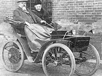 Das Deutsche Museum verwahrt in seinem Archiv diese Aufnahme von Andreas Flocken und seiner Frau im Flockenwagen von 1903. Das Modell ist viel ausgereifter als das erste, das 1888 entstand. Von den älteren Modellen existieren im Archiv des Deutschen Museums zwei weitere Fotos. Sie zeigen Flocken in seinem Elektromobil in Coburg, sind aber von schlechter Qualität. Foto: Deutsches Museum