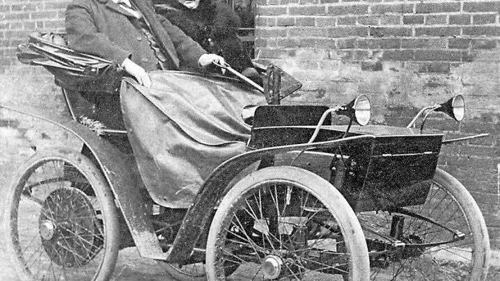 Das Deutsche Museum verwahrt in seinem Archiv diese Aufnahme von Andreas Flocken und seiner Frau im Flockenwagen von 1903. Das Modell ist viel ausgereifter als das erste, das 1888 entstand. Von den älteren Modellen existieren im Archiv des Deutschen Museums zwei weitere Fotos. Sie zeigen Flocken in seinem Elektromobil in Coburg, sind aber von schlechter Qualität. Foto: Deutsches Museum