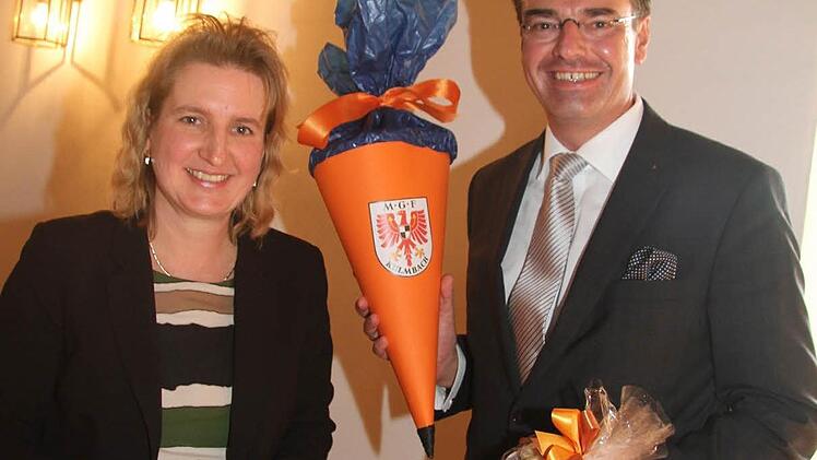 Das Kollegium findet den neuen Chef offensichtlich "süß": Personalratsvorsitzende Doris Leithner-Bisani hatte eine Kulmbach Tasse - gefüllt mit Pralinen und eine mit Schokolade gefüllte Schultüte für Horst Pfadenhauer