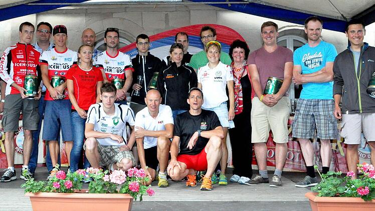 Die erfolgreichsten Athleten stellen sich zum Gruppenbild.