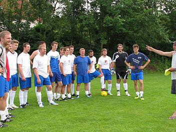 Trainer Dieter Schlereth (rechts) gibt jetzt beim TSV Prappach die Richtung vor. Dort stehen ihm auch einige höherklassig erfahrene Spieler zur Verfügung.