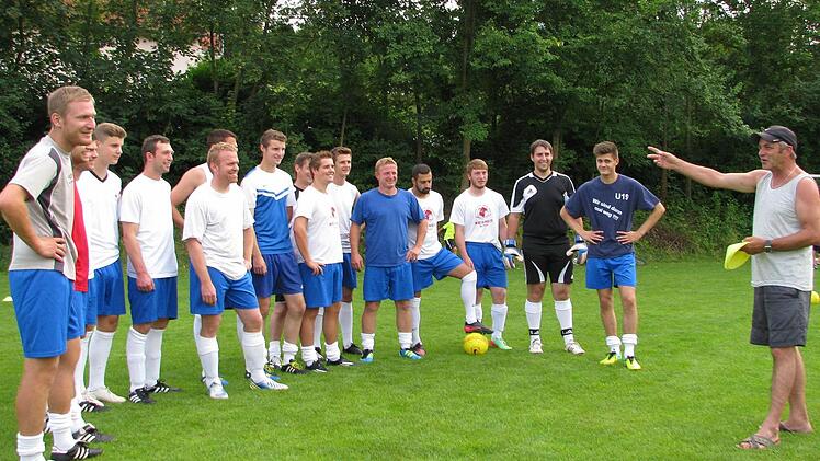 Trainer Dieter Schlereth (rechts) gibt jetzt beim TSV Prappach die Richtung vor. Dort stehen ihm auch einige höherklassig erfahrene Spieler zur Verfügung.