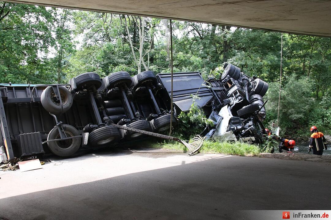 c_Lkw abgestürzt Unfall 12