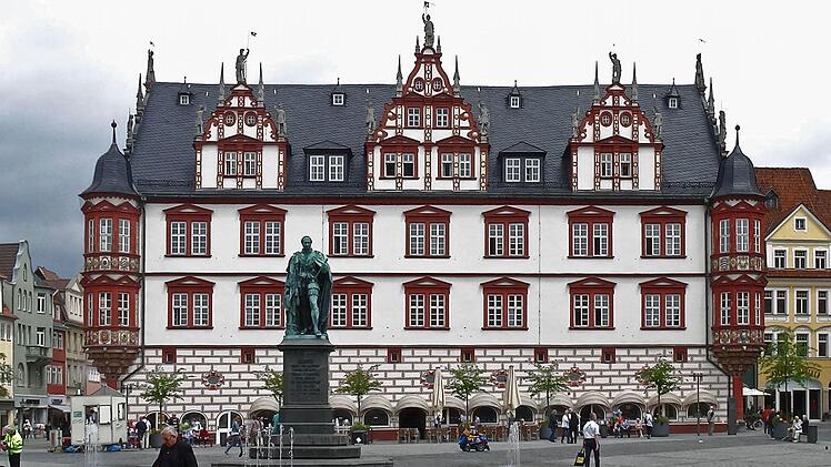 Und so sieht der Marktplatz heute aus: Viel Platz für Fußgänger und Wasserspiele rund um das Albert-Denkmal.Foto: Jochen Berger