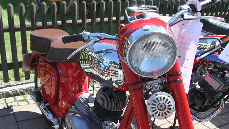 Zum ersten Mal wurden beim Straßenfest auch Mopeds bis 125 Kubikzentimeter gezeigt.