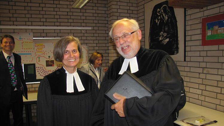 Alt-Dekan Winfried Züger übergibt die Leitung der Lukaskirchengemeinde an die neue Pfarrerin Andrea Sterzinger. Er kümmerte sich in der Vakanzzeit um die Gemeinde. Foto: Martin Koch
