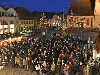 Viele Bürger trafen sich heuer zum Neujahrsempfang der Stadt Haßfurt auf dem Marktplatz. Fotos: Ulrike Langer