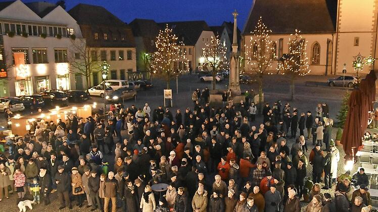 Viele Bürger trafen sich heuer zum Neujahrsempfang der Stadt Haßfurt auf dem Marktplatz. Fotos: Ulrike Langer