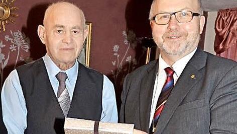 B&uuml;rgermeister Egon Herrmann (rechts) gratuliert Georg Heinlein zum 80.Geburtstag.  Foto: Karl-Heinz Hofmann