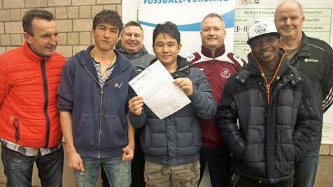 Raziq und Ehsam Sadori (Afghanistan) und Maliki Diallo (aus Libyen) kicken beim TSV Oerlenbach. Um die drei Jugendfu&szlig;baller auszur&uuml;sten, erhielt der Verein vom DFB 500 Euro, die BFV-Kreisvorsitzender Rainer Lochm&uuml;ller (ganz rechts) an die Verantwortlichen (von links) Reiner Borst, Jochen Straub und Thomas Duda &uuml;berreichte.  Foto: Stefan Geiger