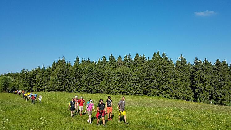 In der Rennsteigregion erwartete die Teilnehmer des Frankenwald-Wandermarathons dichte Wälder, aber auch weite Ausblicke.  Fotos: Ronald Heck