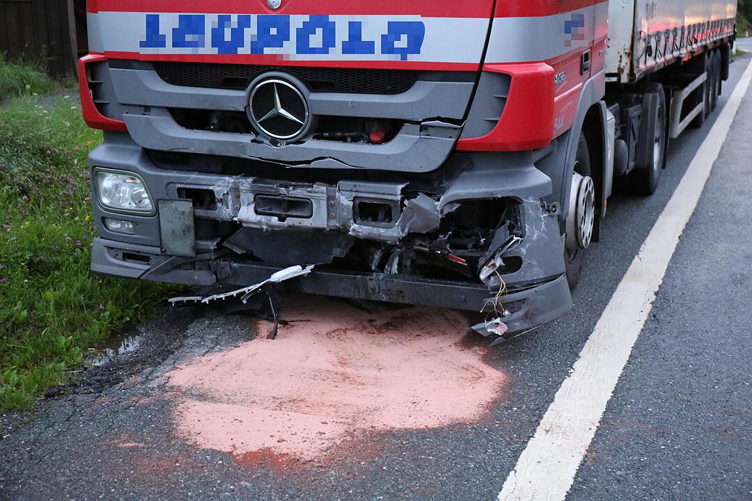 Kreis Kronach: Auto und Lkw kollidieren frontal – Zwei junge Menschen schwer verletzt