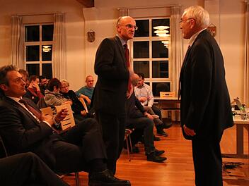 Wenn eigenständige Sparkassen "Synergieeffekte" durch eine Fusion suchen, mischt sich meist  Rainer Gottwald (rechts) ein. Jüngst referierte er in Knetzgau zum Thema. Hier spricht er mit Landrat Wilhelm Schneider (Mitte), vorne links im Bild, sitzend: Peter Schleich, Chef der Sparkasse Ostunterfranken. Foto: Andreas Lösch
