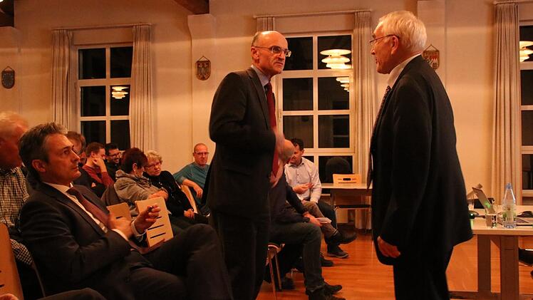 Wenn eigenständige Sparkassen "Synergieeffekte" durch eine Fusion suchen, mischt sich meist  Rainer Gottwald (rechts) ein. Jüngst referierte er in Knetzgau zum Thema. Hier spricht er mit Landrat Wilhelm Schneider (Mitte), vorne links im Bild, sitzend: Peter Schleich, Chef der Sparkasse Ostunterfranken. Foto: Andreas Lösch