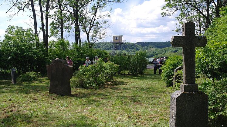 Direkt neben dem alten Munitionslager der US-Army trafen sich Besucher am Reußendorfer Friedhof. Foto: Stephanie Elm