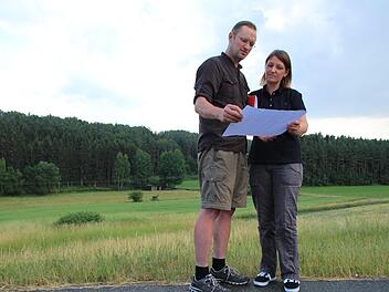 Frank Neuner und Michaela Weishaupt planen schon lange für ihr Erdhügelhaus. Im nächsten Jahr soll es endlich losgehen. Fotos: Franziska Rieger