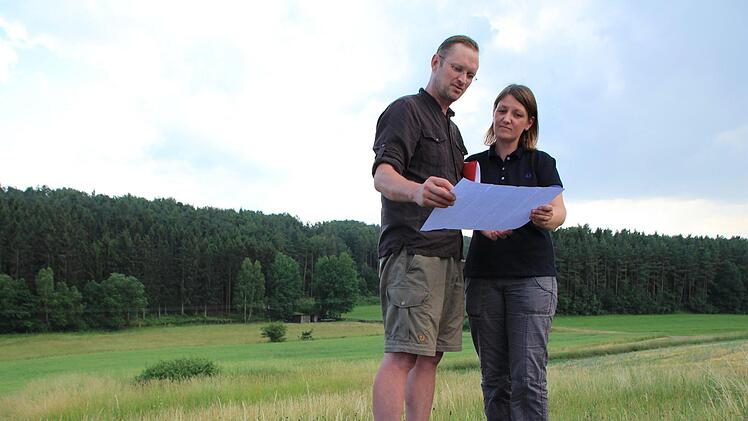 Frank Neuner und Michaela Weishaupt planen schon lange für ihr Erdhügelhaus. Im nächsten Jahr soll es endlich losgehen. Fotos: Franziska Rieger