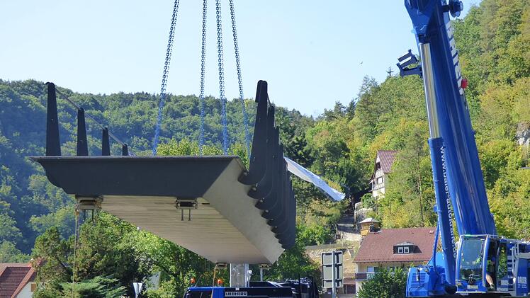 Die Radwegbrücke schwebt ein. Foto: Thomas Weichert