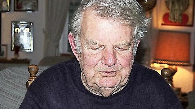 Werner Eichler h&auml;lt seine mehrseitigen Aufzeichnungen &uuml;ber den schlimmsten Bombenangriff, den er im Zweiten Weltkrieg in Brandenburg an der Havel erlebt hat, in seinen H&auml;nden. Er ist ein belesener Mensch, der sich mit der damaligen Zeit intensiv besch&auml;ftigt.