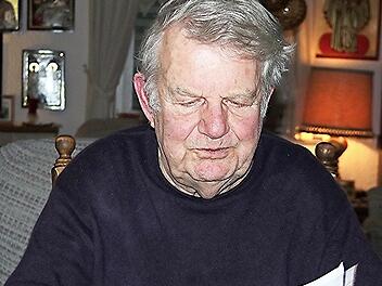 Werner Eichler hält seine mehrseitigen Aufzeichnungen über den schlimmsten Bombenangriff, den er im Zweiten Weltkrieg in Brandenburg an der Havel erlebt hat, in seinen Händen. Er ist ein belesener Mensch, der sich mit der damaligen Zeit intensiv beschäftigt.