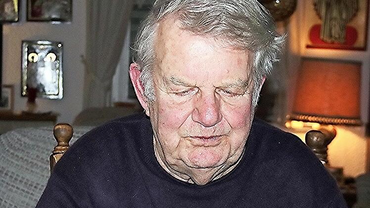 Werner Eichler hält seine mehrseitigen Aufzeichnungen über den schlimmsten Bombenangriff, den er im Zweiten Weltkrieg in Brandenburg an der Havel erlebt hat, in seinen Händen. Er ist ein belesener Mensch, der sich mit der damaligen Zeit intensiv beschäftigt.