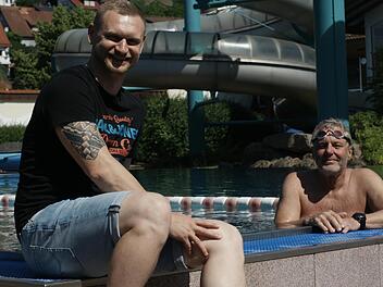 Betriebsleiter Konstantin Steigerwald (links) und sein Vorgänger Jürgen Ankenbrand, der die Therme Sinnflut in Bad Brückenau insgesamt 26 Jahre leitete und jetzt noch oft zum Schwimmen kommt.  Foto: Steffen Standke
